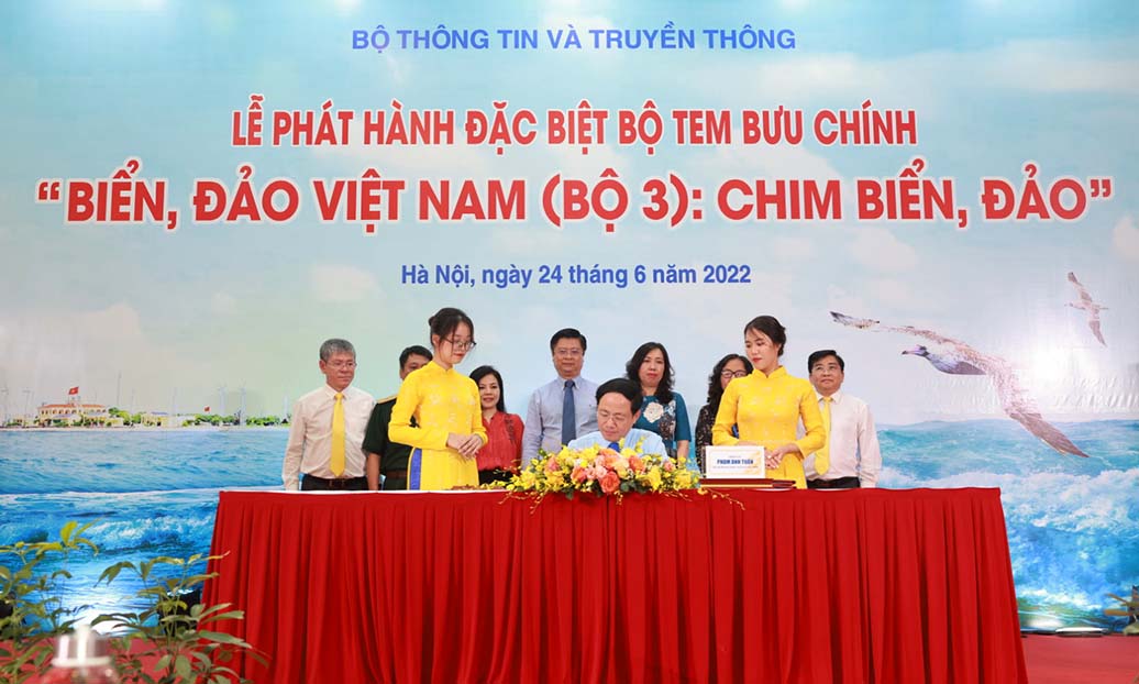 Thứ trưởng Phạm Anh Tuấn thực hiện nghi thức phát hành tem biển, đảo.